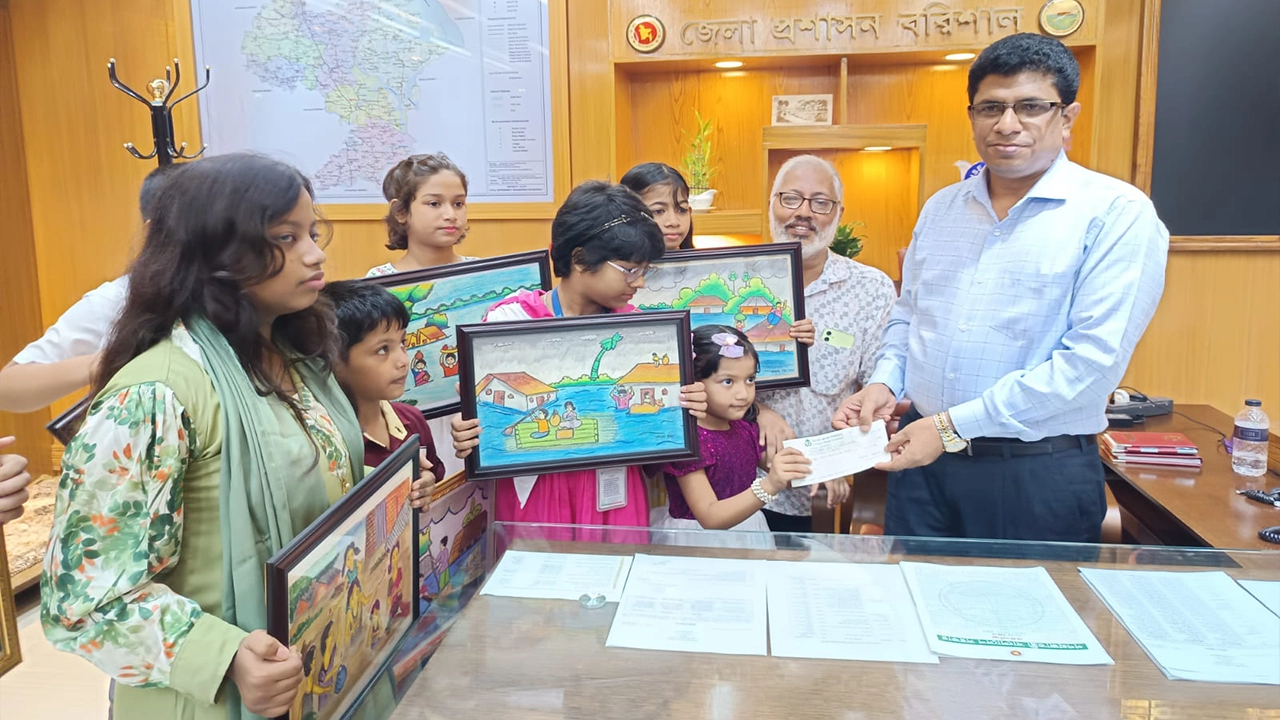 বিক্রিত ছবির টাকার চেক জেলা প্রশাসকের কাছে তুলে দেন বরিশাল চারুকলার এক দল শিল্পী। ছবি : কালবেলা