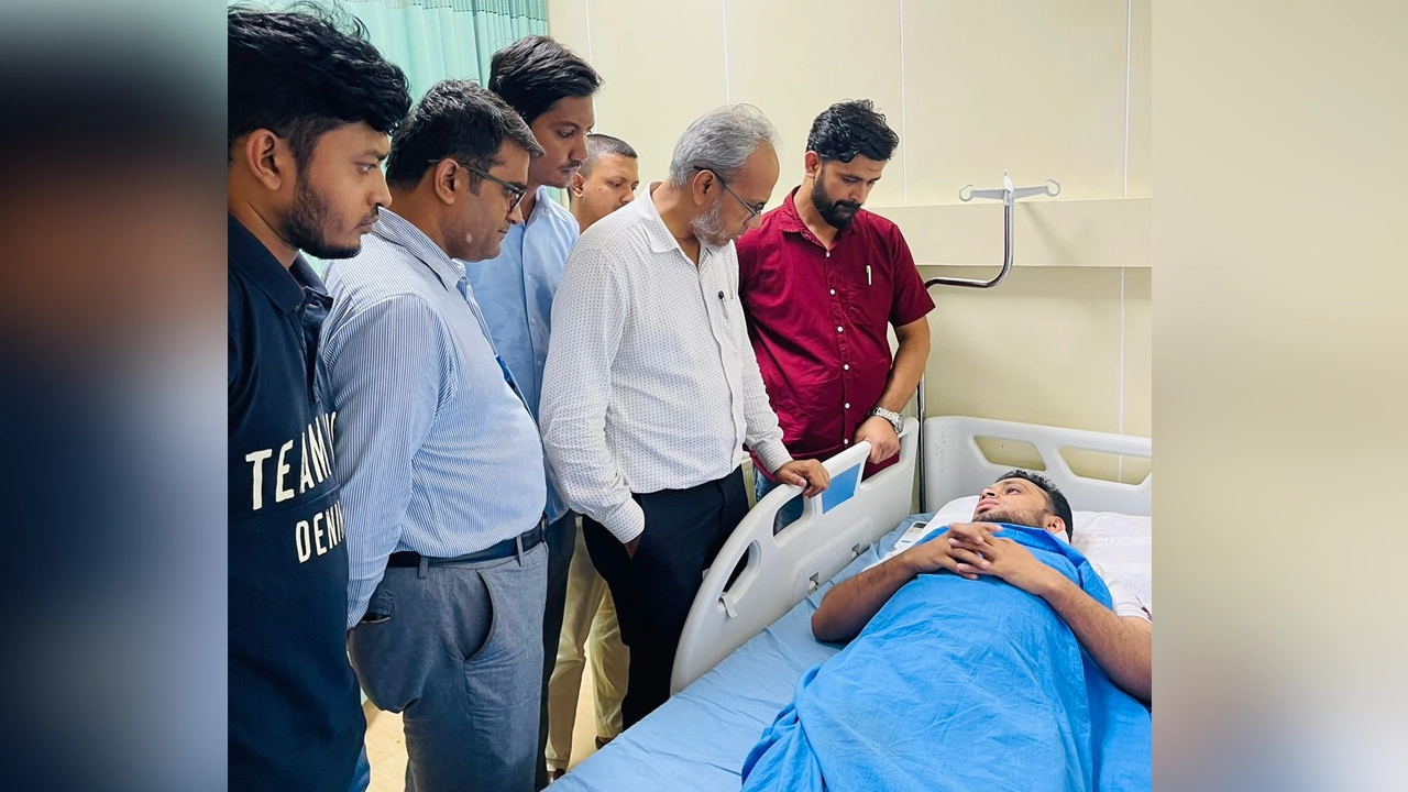 বিএনপির স্বাস্থ্যবিষয়ক সম্পাদক ডা. মো. রফিকুল ইসলাম ঢাকা মেডিকেলের রেসিডেন্ট চিকিৎসক ডা. ইমরান ও ডা. মাশরাফির খোঁজ নিয়েছেন। ছবি : সংগৃহীত