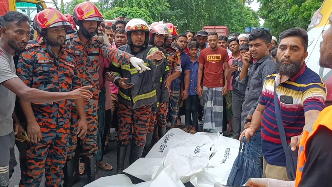 যাত্রীবাহী বাস ও ট্রাকের মুখোমুখি সংঘর্ষে নিহতদের উদ্ধার করেন ফায়ার সার্ভিসের সদস্যরা। ছবি : কালবেলা