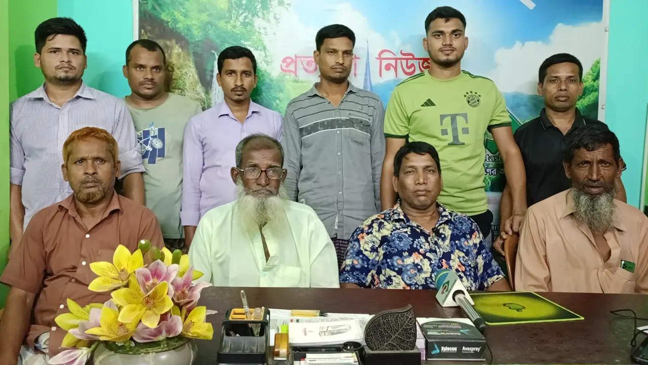 ২৫ নেতাকর্মীকে সঙ্গে নিয়ে সংবাদ সম্মেলন করে দল ছাড়ার ঘোষণা দেন আব্দুল লতিফ। ছবি : কালবেলা