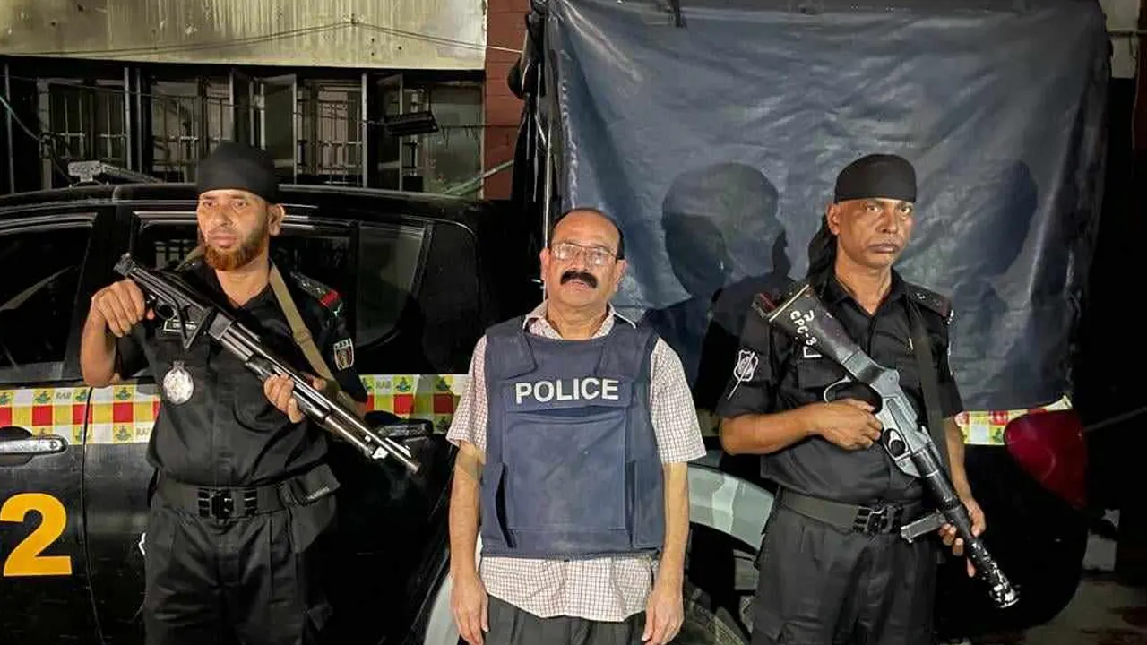কাউন্সিলর সলিমুল্লাহ সলুকে গ্রেপ্তার করেছে র‌্যাপিড অ্যাকশন ব্যাটালিয়ন। ছবি : সৌজন্য