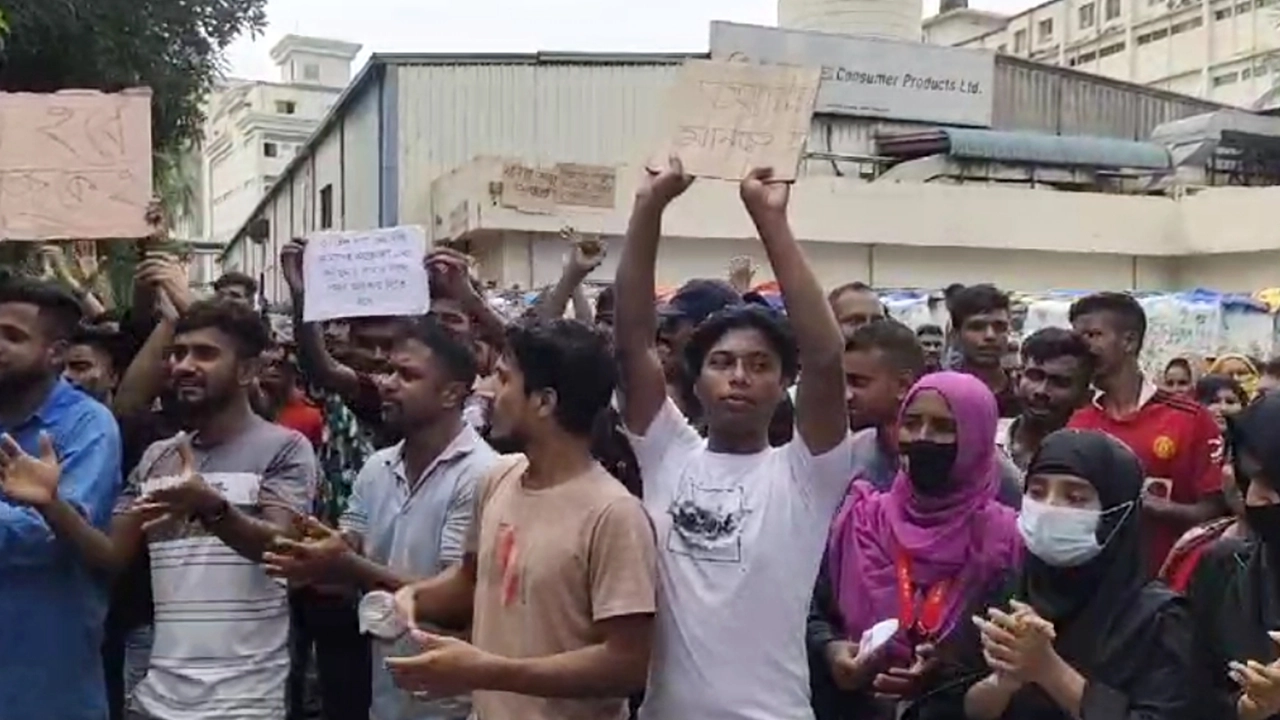ধামরাইয়ে তৈরি পোশাক ও ঔষধ কারখানার শ্রমিকদের বিক্ষোভ। ছবি : কালবেলা