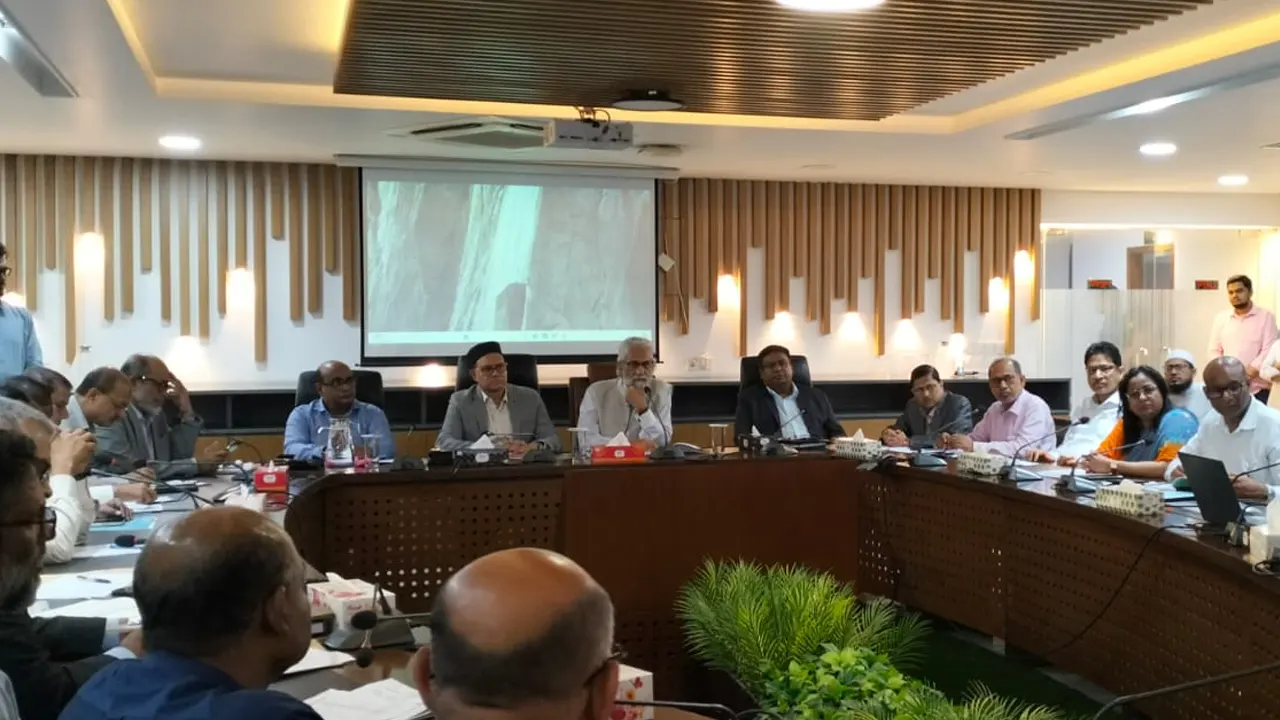 তেজগাঁওয়ে ভূমি ভবনে মন্ত্রণালয়ের প্রকল্পগুলোর অগ্রগতি বিষয়ক নীতিনির্ধারণী অবহিতকরণ সভায় উপস্থিত অতিথিরা। ছবি : কালবেলা