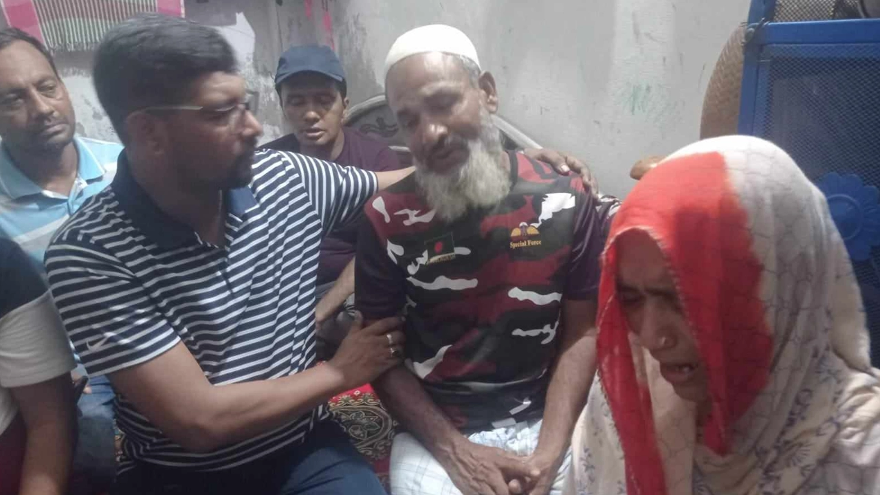 ঢাকা মহানগর উত্তর যুবদলের আহ্বায়ক শরীফ উদ্দীন জুয়েলের উপস্থিতিতে নিহতের স্বজনরা কান্নায় ভেঙে পড়েন। ছবি : কালবেলা