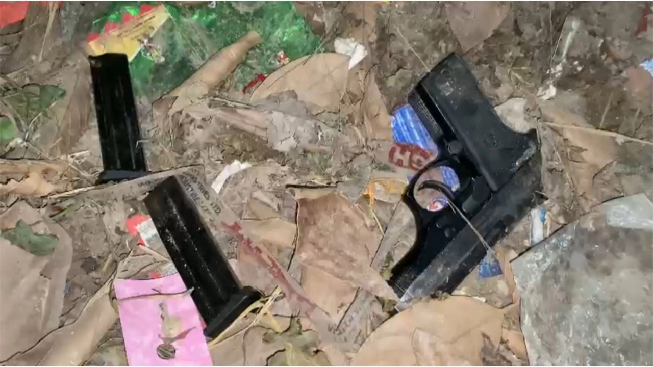 সড়কের পাশে পড়ে থাকা আগ্নেয়াস্ত্র। ছবি : কালবেলা