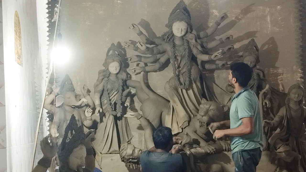 মেহেরপুর শহরের বড় বাজারে অবস্থিত শতবর্ষী সিদ্ধেশ্বরী কালী মন্দিরে দুর্গাপ্রতিমা তৈরিতে ব্যস্ত মৃৎশিল্পীরা। ছবি : কালবেলা