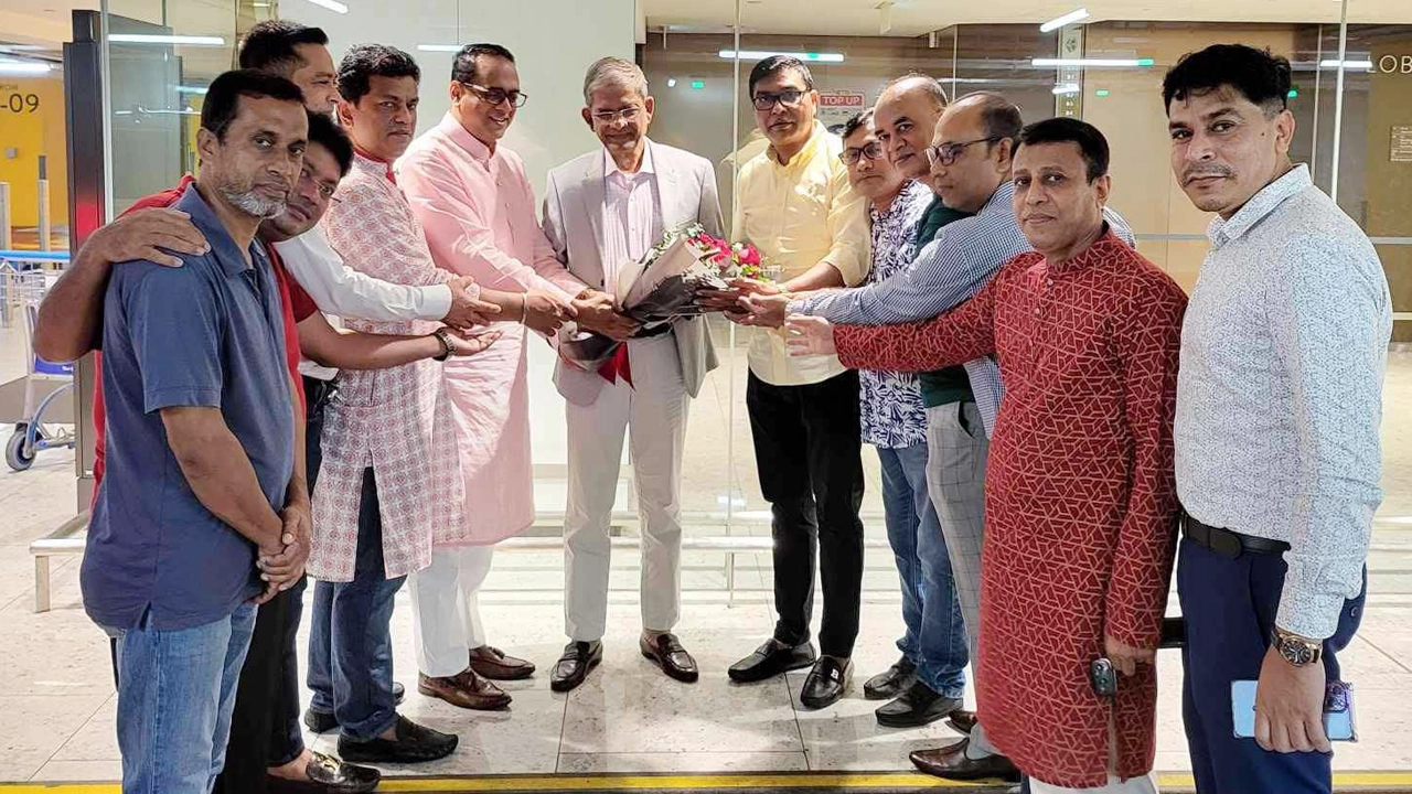 বিমানবন্দরে বিএনপির মহাসচিব মির্জা ফখরুল ইসলাম আলমগীরকে ফুল দিয়ে দিয়ে স্বাগত জানিয়েছেন সিঙ্গাপুর বিএনপির নেতারা। ছবি : সংগৃহীত