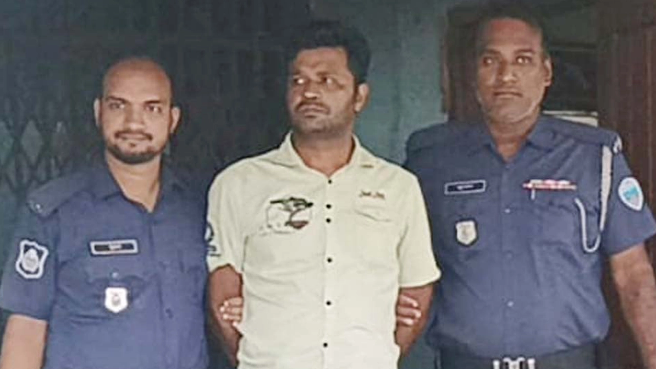 ফেনী শহরের মহিপালে হত্যা মামলায় শাহাদাত হোসেন শাহীন নামে এক যুবলীগ কর্মীকে গ্রেপ্তার। ছবি : কালবেলা