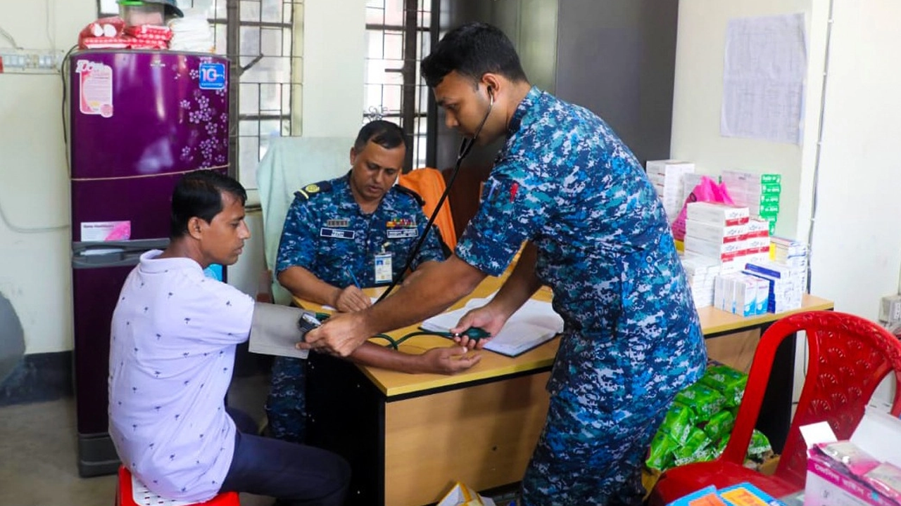 বন্যায় ক্ষতিগ্রস্ত এলাকায় মেডিকেল সহায়তা প্রদান করেছে বাংলাদেশ নৌবাহিনী। ছবি : সংগৃহীত