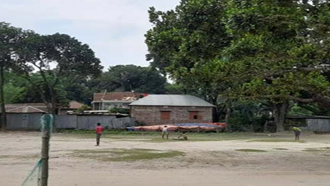 ঠাকুরগাঁওয়ের হরিপুরের সরকারি প্রাথমিক বিদ্যালয়ের মাঠের পাশে একাংশের চিত্র। ছবি : কালবেলা