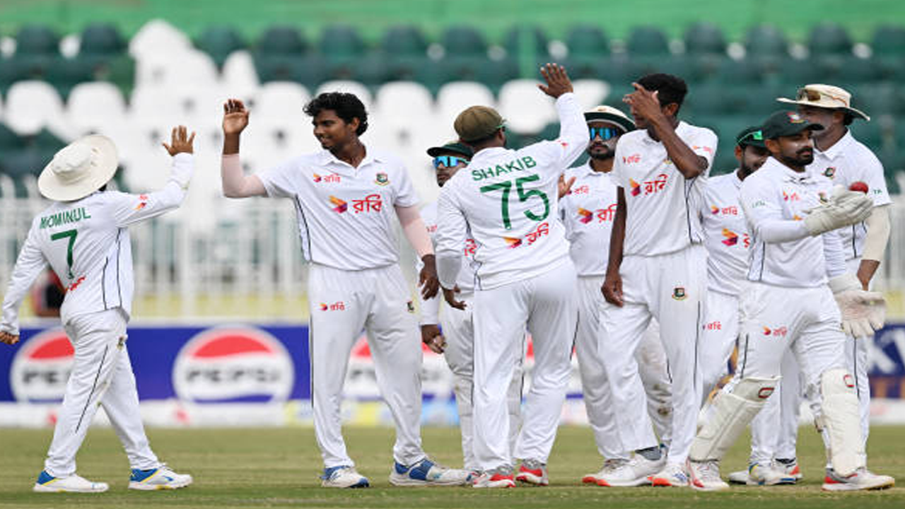 পাঁচ উইকেট নিয়ে হাসানের ইতিহাস