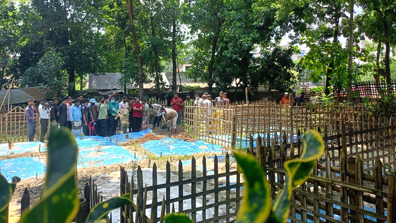 নির্বাহী ম্যাজিস্ট্রেটের উপস্থিতিতে সাজ্জাদের লাশ উত্তোলন করা হয়। ছবি : কালবেলা