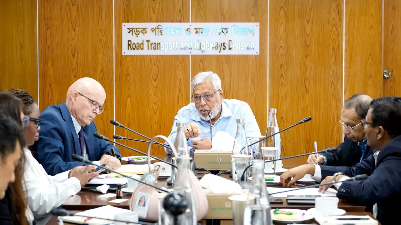 আইএফসির একটি প্রতিনিধি দল সড়ক পরিবহন ও সেতু মন্ত্রণালয়ের উপদেষ্টার সঙ্গে সৌজন্য সাক্ষাৎ করেন। ছবি : কালবেলা