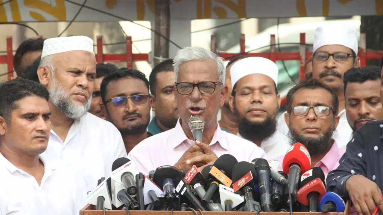 জাতীয় প্রেসক্লাবের সামনে এক অবস্থান কর্মসূচিতে বিএনপির চেয়ারপারসনের উপদেষ্টা জয়নুল আবদীন ফারুক। ছবি : কালবেলা
