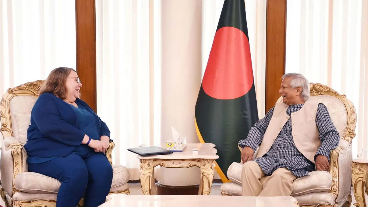 প্রধান উপদেষ্টা অধ্যাপক ড. মুহাম্মদ ইউনূসের সঙ্গে মার্কিন চার্জ ডি'অ্যাফেয়ার্স হেলেন লাফেভর সাক্ষাৎ। ছবি : সংগৃহীত