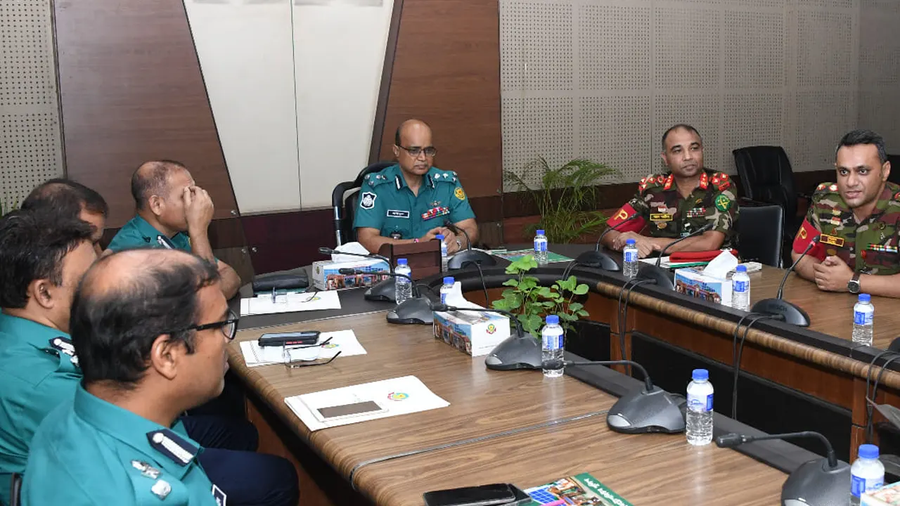ডিএমপি কমিশনারের সঙ্গে সেনাবাহিনীর একটি প্রতিনিধি দল মতবিনিময় করেন। ছবি : সংগৃহীত