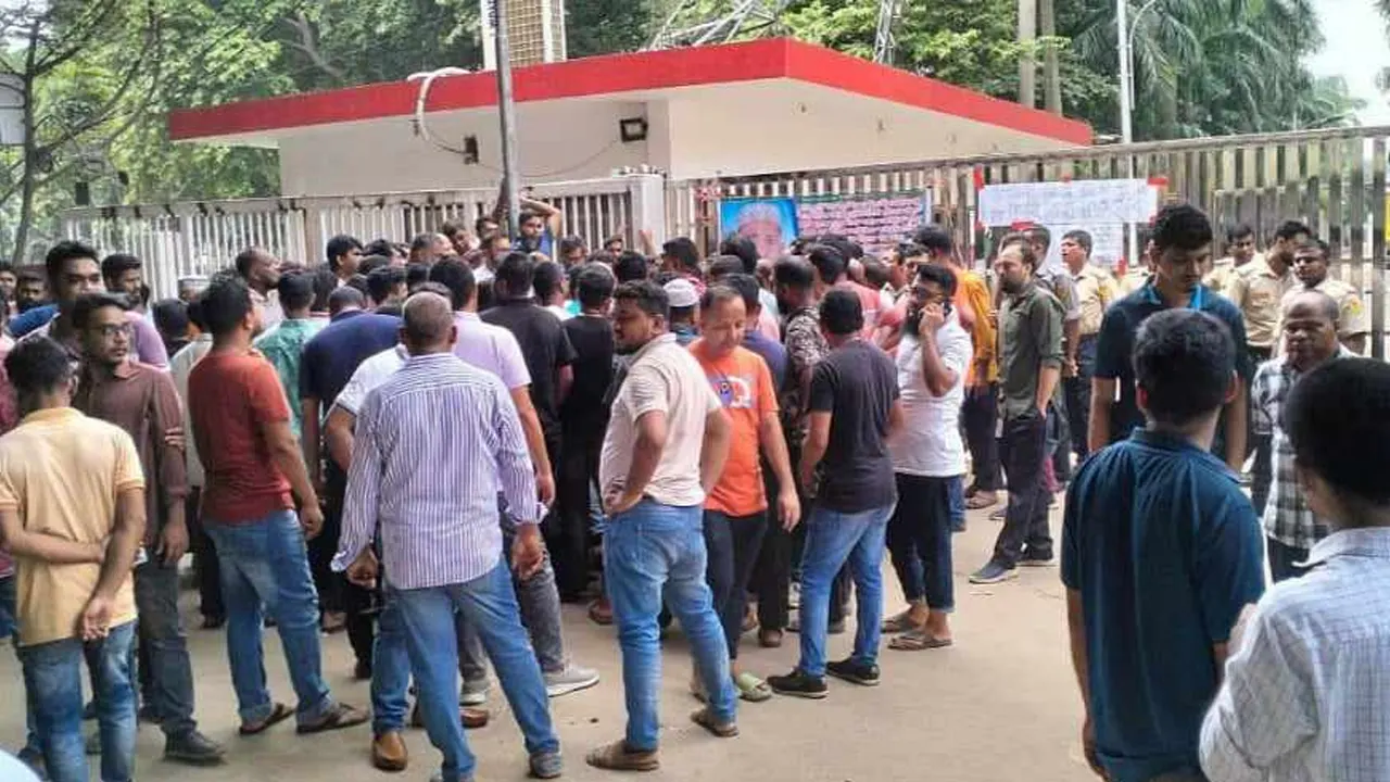 টঙ্গীতে বাটা সু কোম্পানি শ্রমিকদের বিক্ষোভ। ছবি : কালবেলা