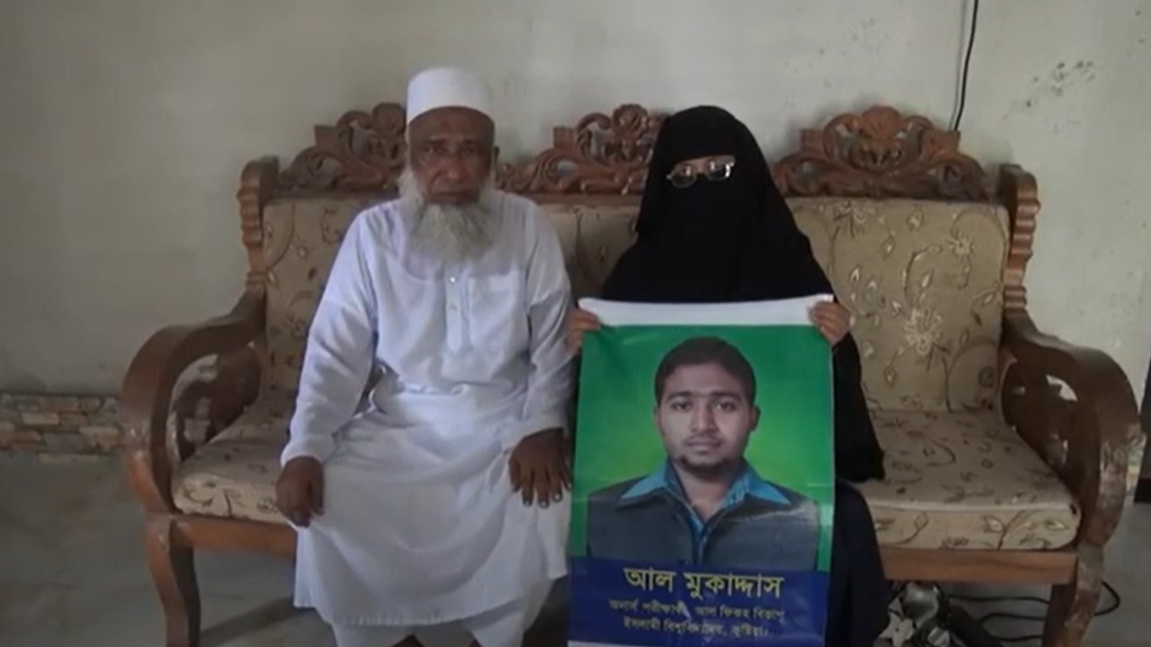 নিখোঁজ সন্তান আল মুকাদ্দাস হোসেনের ছবি হাতে মা-বাবা। ছবি : কালবেলা