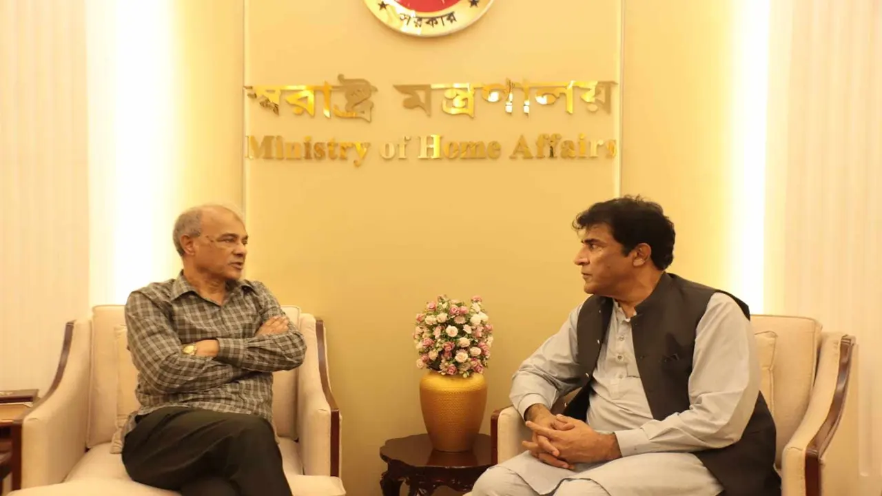 স্বরাষ্ট্র উপদেষ্টার সঙ্গে পাকিস্তান হাইকমিশনার সাক্ষাৎ করেন। ছবি : সংগৃহীত