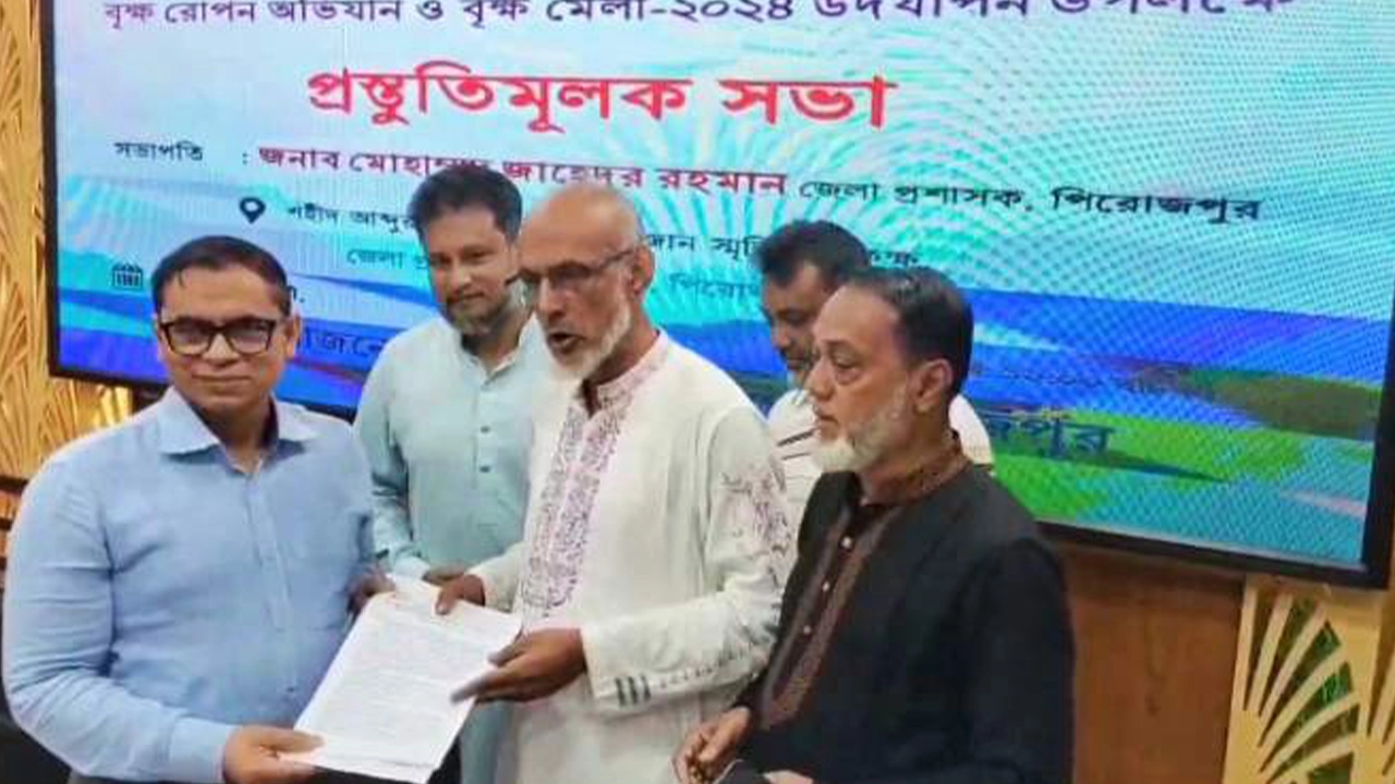 বিএনপির নেতাকর্মীরা প্রশাসক মোহাম্মদ জাহেদুর রহমানের কাছে স্মারকলিপি প্রদান করছেন।