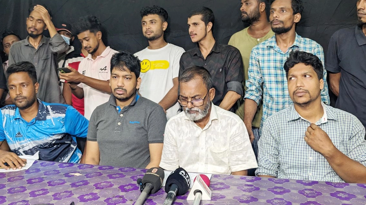 সংবাদ সম্মেলনে দীপ্তর বাবা ও বন্ধুরা। ছবি : কালবেলা