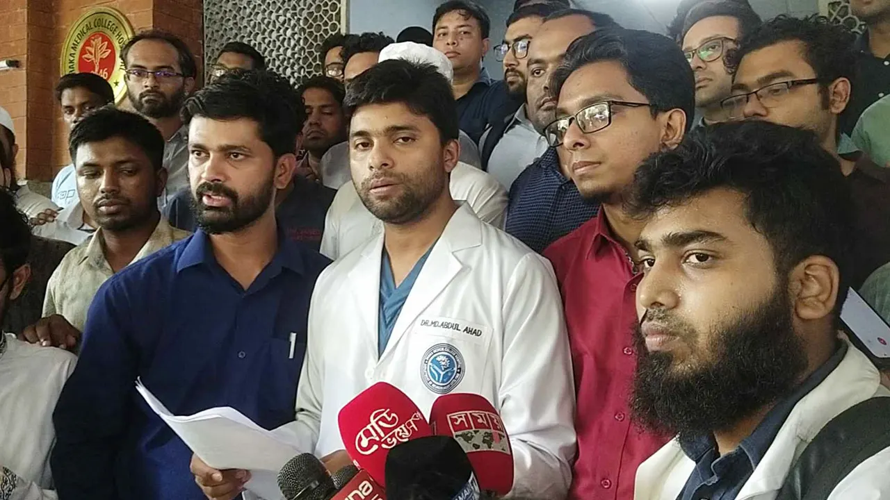 সোমবার বিকেলে ঢামেকের সংবাদ সম্মেলনে কথা বলেন চিকিৎসকরা। ছবি : সংগৃহীত