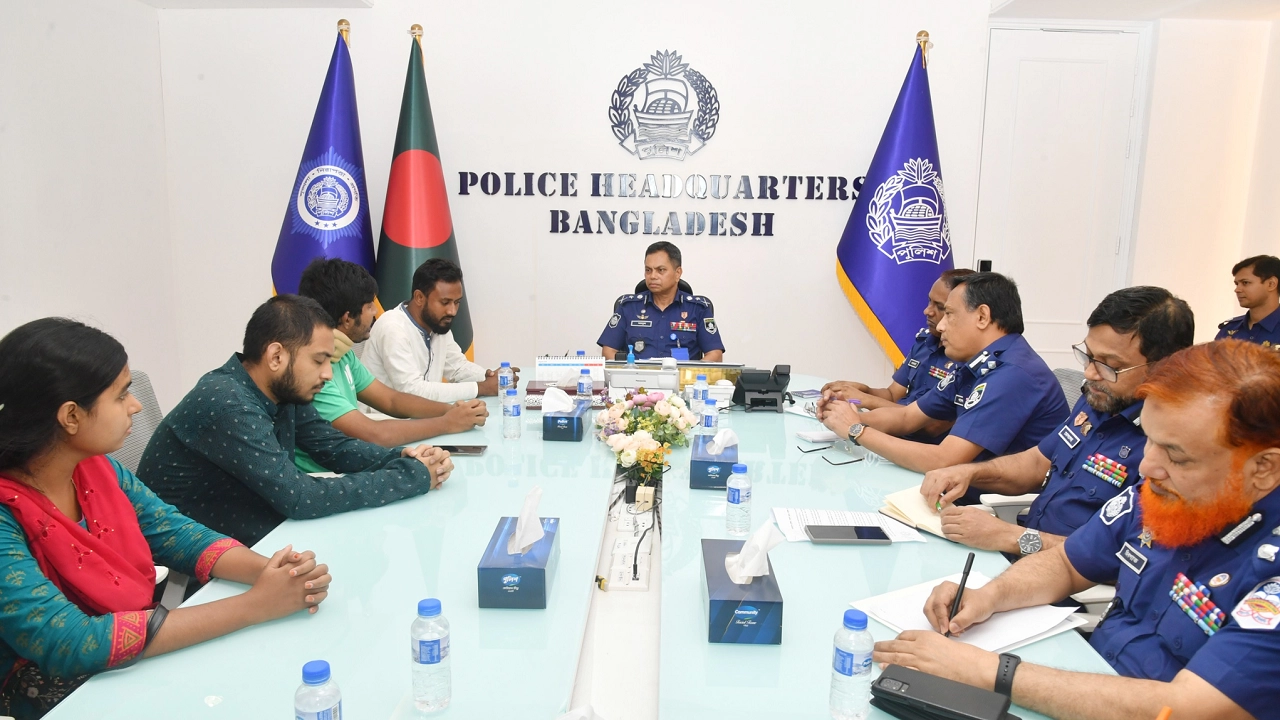 সংখ্যালঘুদের ওপর হামলা নিয়ে আইজিপির সঙ্গে সাক্ষাৎ করেছেন বৈষম্যবিরোধী আন্দোলনের সমন্বয়করা। ছবি : কালবেলা