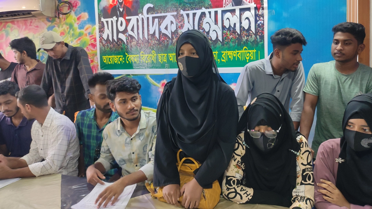 সংবাদ সম্মেলনে বক্তব্য দেন বৈষম্যবিরোধী ছাত্র আন্দোলনের শিক্ষার্থীরা। ছবি : কালবেলা