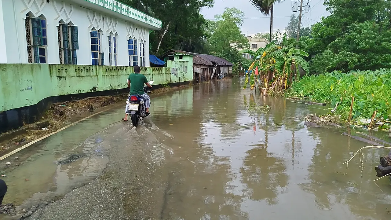 পানিবন্দি ফেনীর বিভিন্ন এলাকা। ছবি : কালবেলা