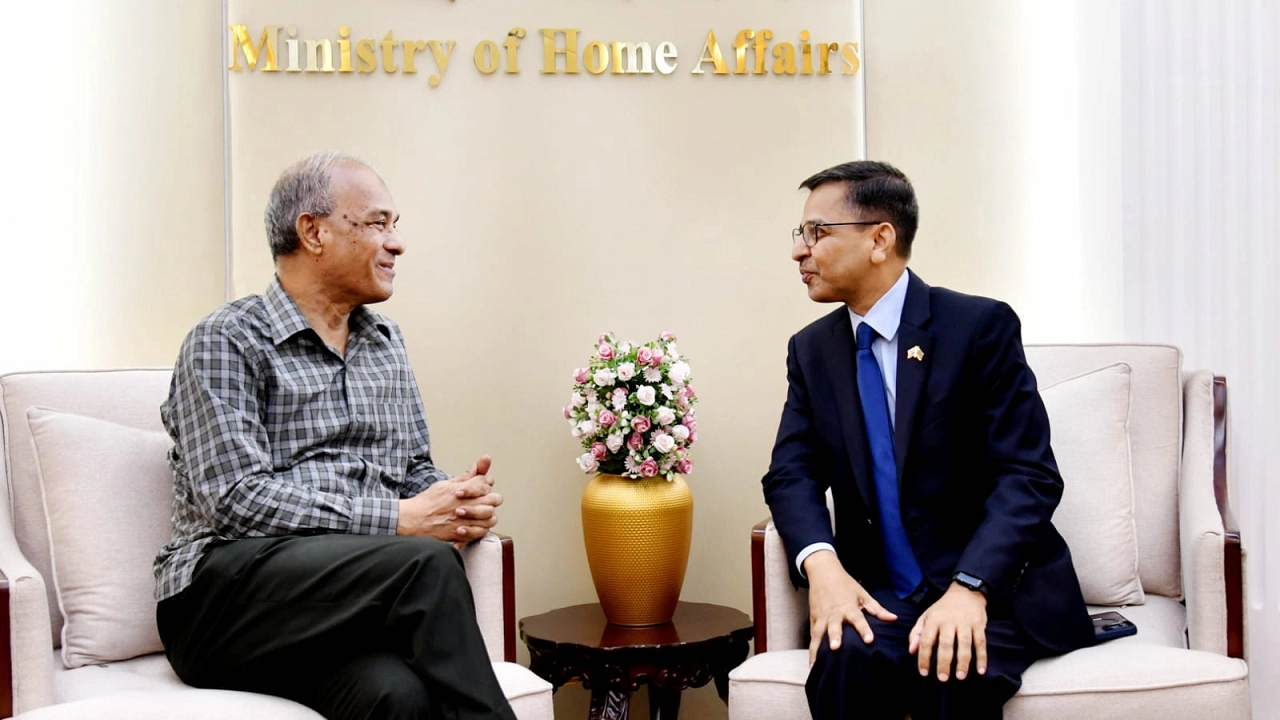 ভারতীয় নাগরিকদের নিরাপত্তার বিষয়ে স্বরাষ্ট্র উপদেষ্টার কাছে সহযোগিতা চেয়েছেন বাংলাদেশে নিযুক্ত ভারতীয় হাইকমিশনার প্রণয় ভার্মা। ছবি : কালবেলা 