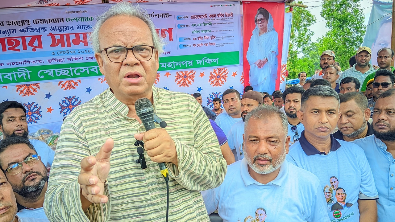 বন্যাদুর্গতদের মধ্যে খাদ্যসামগ্রী বিতরণী অনুষ্ঠানে বক্তব্য রাখছেন রুহুল কবির রিজভী। ছবি : কালবেলা