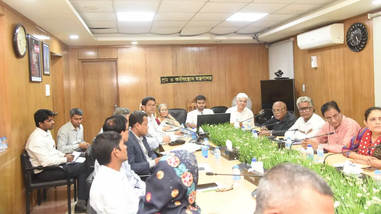 বৈঠকে শ্রম ও কর্মসংস্থান মন্ত্রণালয়ের উপদেষ্টা আসিফ মাহমুদ। ছবি : কালবেলা