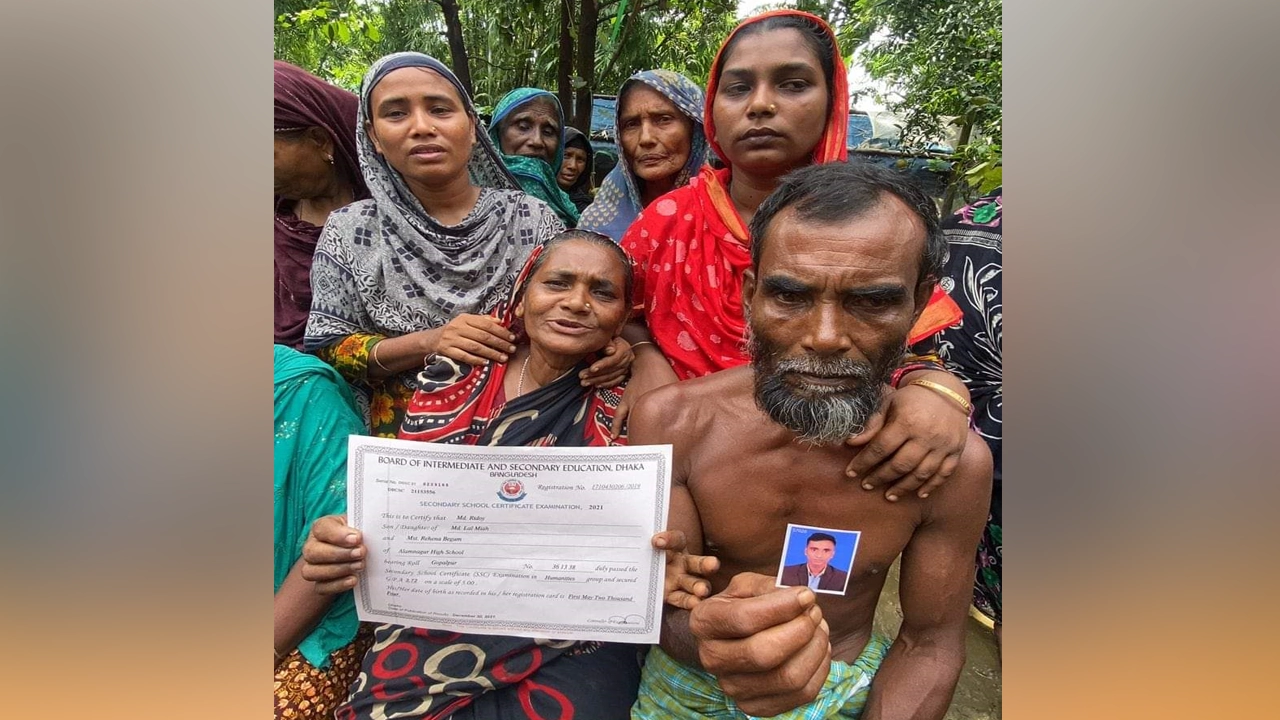 একমাত্র ছেলেকে হারিয়ে ছবি হাতে নিয়ে দিশাহারা পরিবারের সদস্যরা। ছবি : কালবেলা