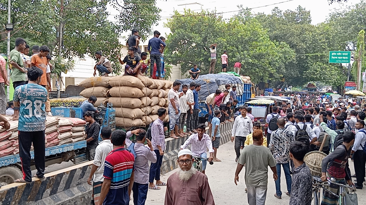 তিন চাকার যান থেকে টোল বন্ধের দাবিতে শ্রমিকরা সেতু অবরোধ করে রাখেন। ছবি : কালবেলা