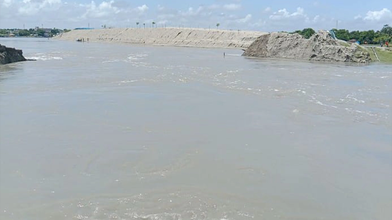 সাতক্ষীরার আশাশুনির মরিচ্চাপ নদীর বেড়িবাঁধে ভয়াবহ ভাঙন। ছবি : কালবেলা