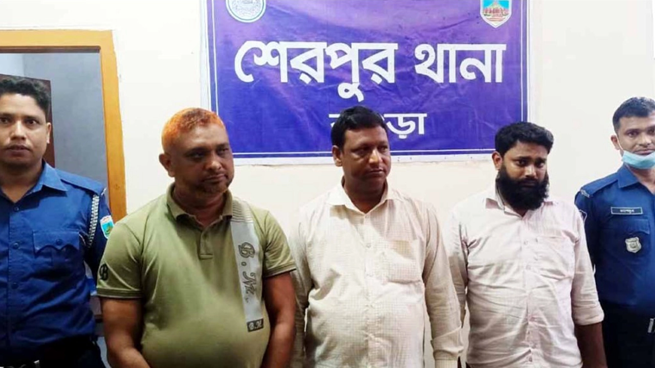 বগুড়ায় চাঁদাবাজির অভিযোগে কথিত তিন সাংবাদিককে গণধোলাই দিয়ে পুলিশের হাতে তুলে দেন স্থানীয় ছাত্র-জনতা। ছবি : কালবেলা