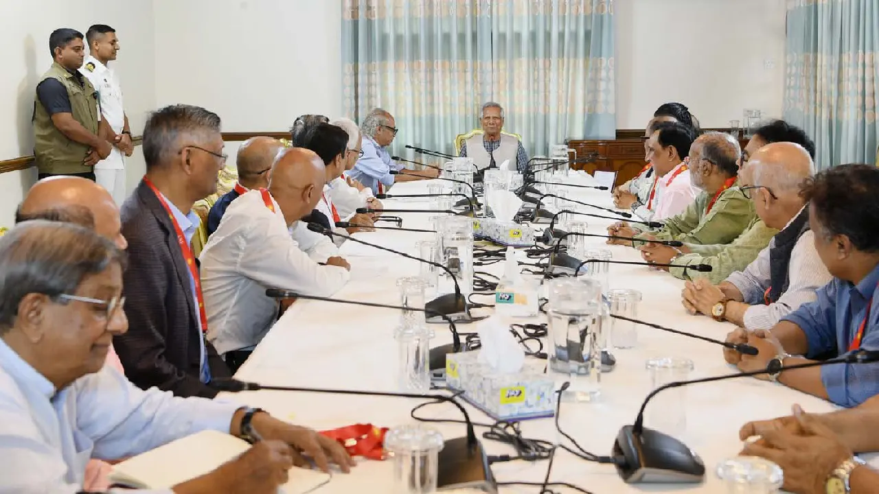 রাষ্ট্রীয় অতিথি ভবন যমুনায় জাতীয় গণমাধ্যমগুলোর সম্পাদকদের সঙ্গে বৈঠক করেন প্রধান উপদেষ্টা ড. মুহাম্মদ ইউনূস। ছবি : পিআইডি