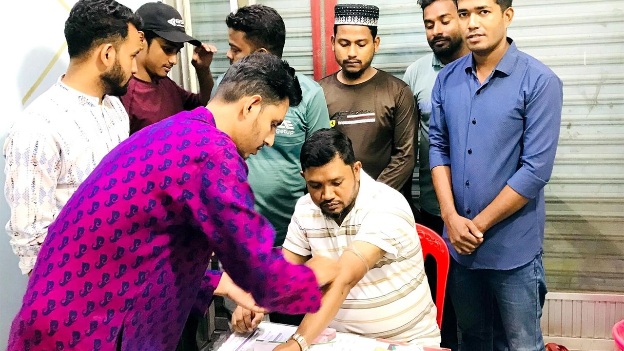 প্রসূতিকে রক্ত দিতে হাসপাতালে ছুটে যান ইউএনও। ছবি : কালবেলা