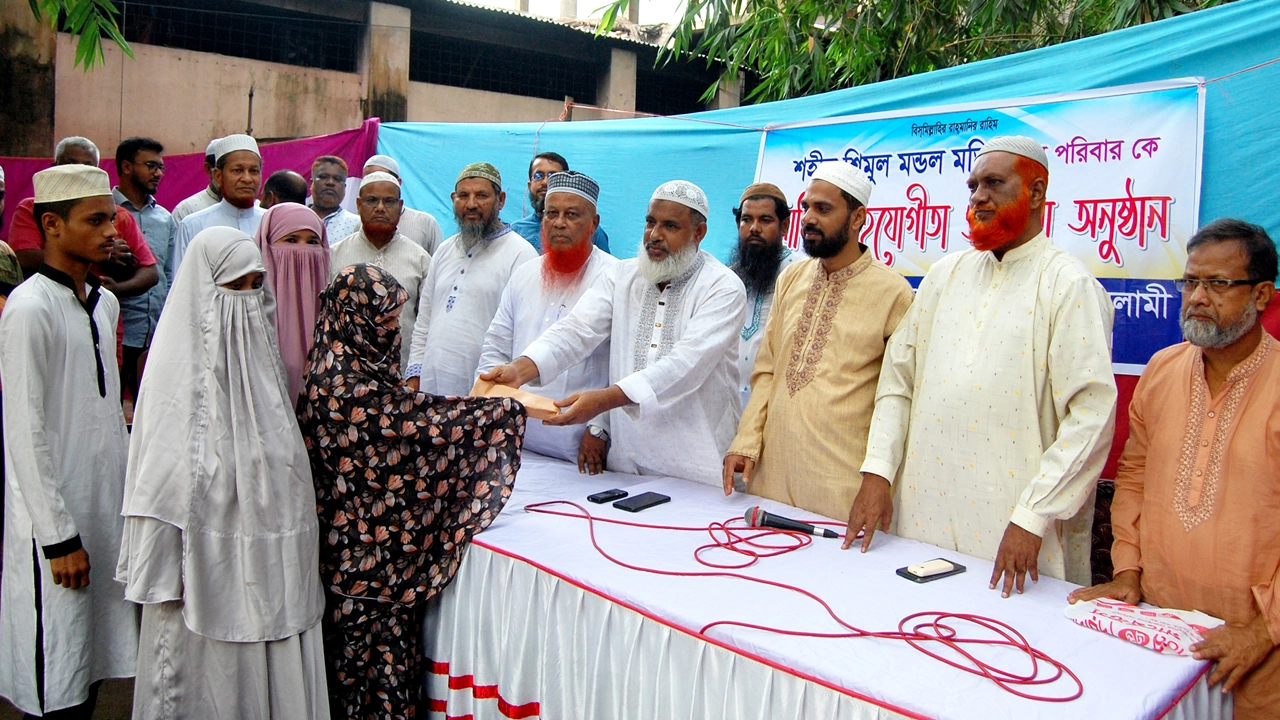 শহীদ শিমুলের পরিবারের হাতে অর্থ উপহার তুলে দিচ্ছেন জামায়াত নেতারা। ছবি : কালবেলা