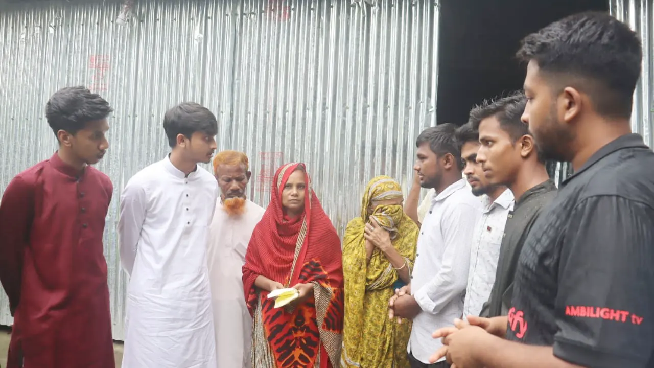 নিহতের স্বজনদের হাতে সহায়তা তুলে দেন সমন্বয়ক সারজিস আলমের ছোট ভাই সাহাদাত হোসেন শাকিব। ছবি : কালবেলা 