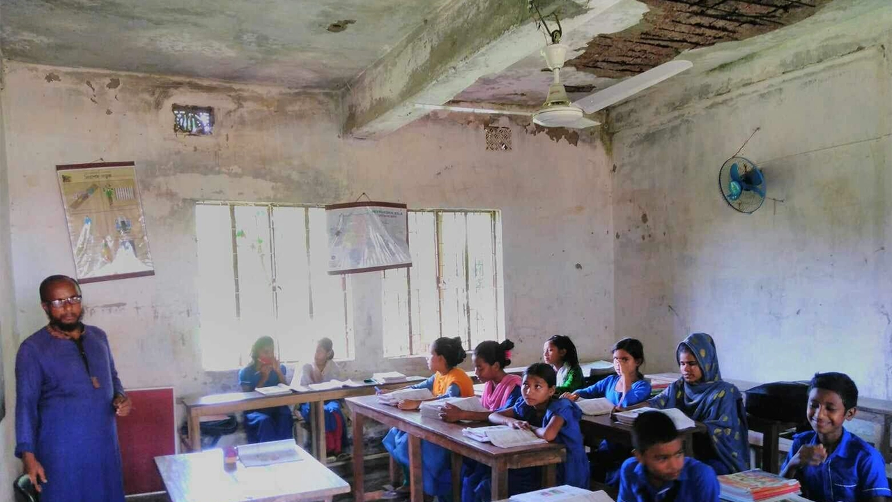 খসে পড়ছে ছাদের পলেস্তারা। ছবি : কালবেলা