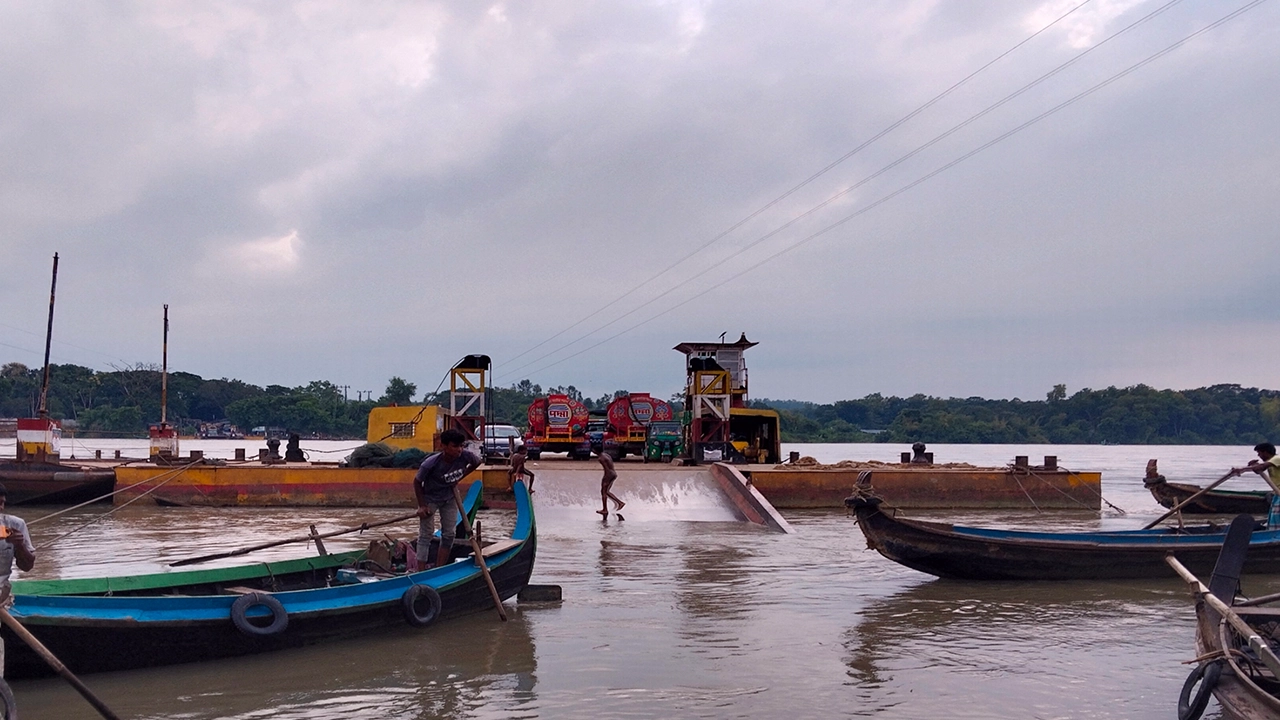 কর্ণফুলী নদীতে পানির স্রোতে চন্দ্রঘোনা ফেরি চলাচল সাময়িক বন্ধ। ছবি : কালবেলা