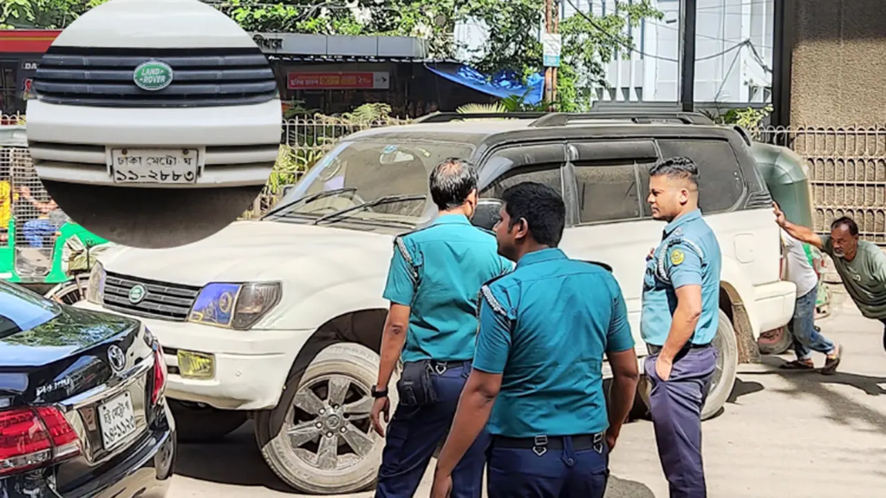 চট্টগ্রাম নগরীর ওয়াসার মোড় এলাকায় চার দিন ধরে পড়ে আছে ল্যান্ডরোভার গাড়িটি