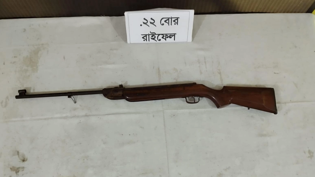 র‌্যাব কর্তৃক উদ্ধার করা রাইফেল। ছবি : কালবেলা