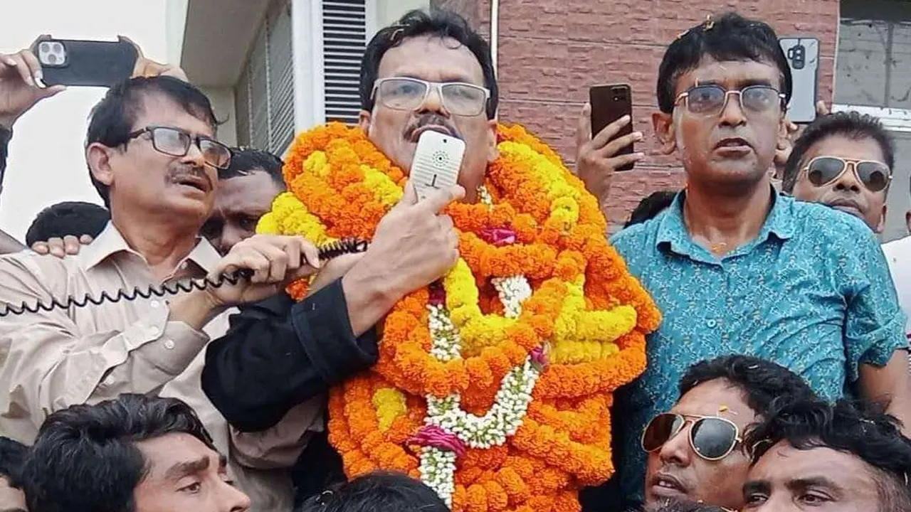 কারামুক্তের পর হাবিবুল ইসলাম হাবিব। ছবি : কালবেলা