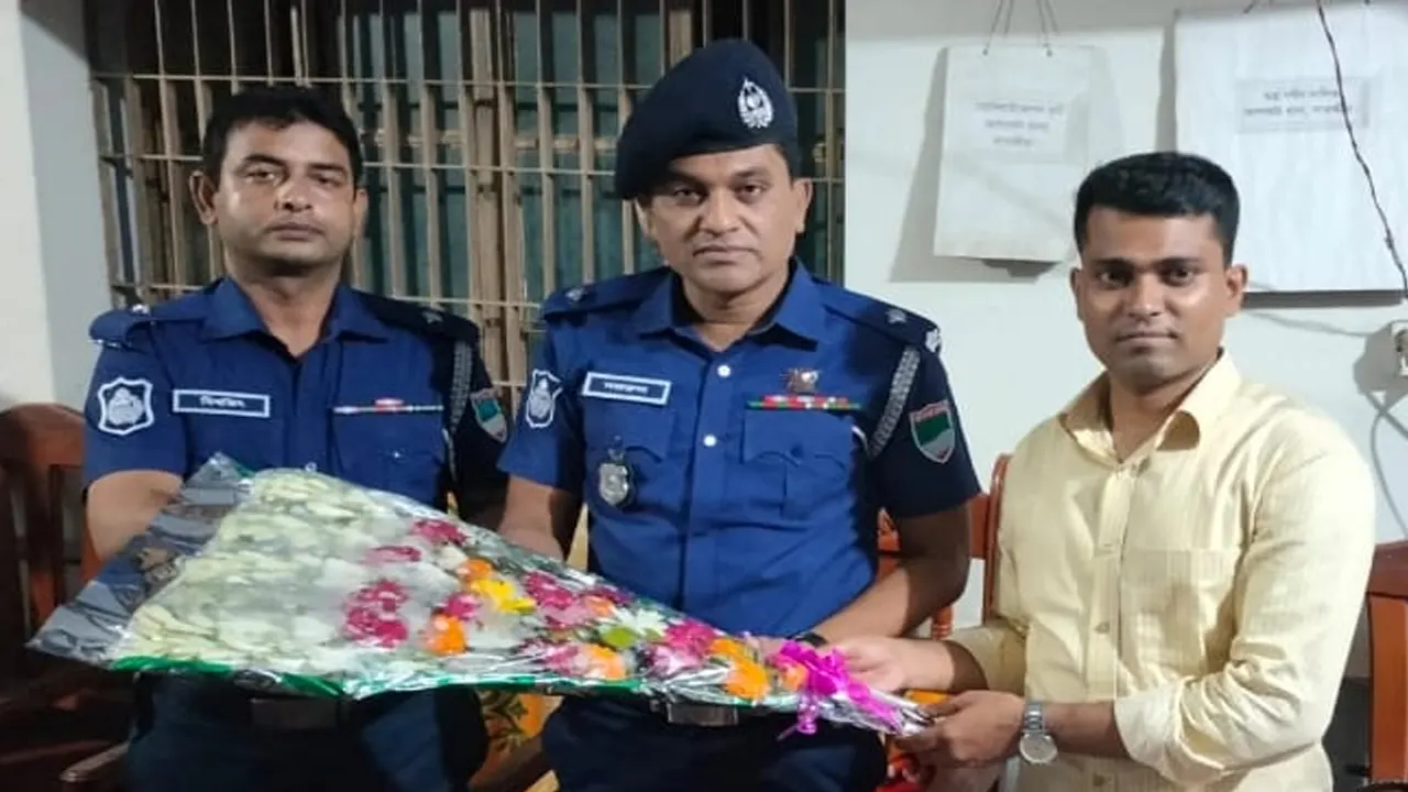 নবাগত ওসির যোগদান ও বিদায়ী ওসির সংবর্ধনা। ছবি : সংগৃহীত