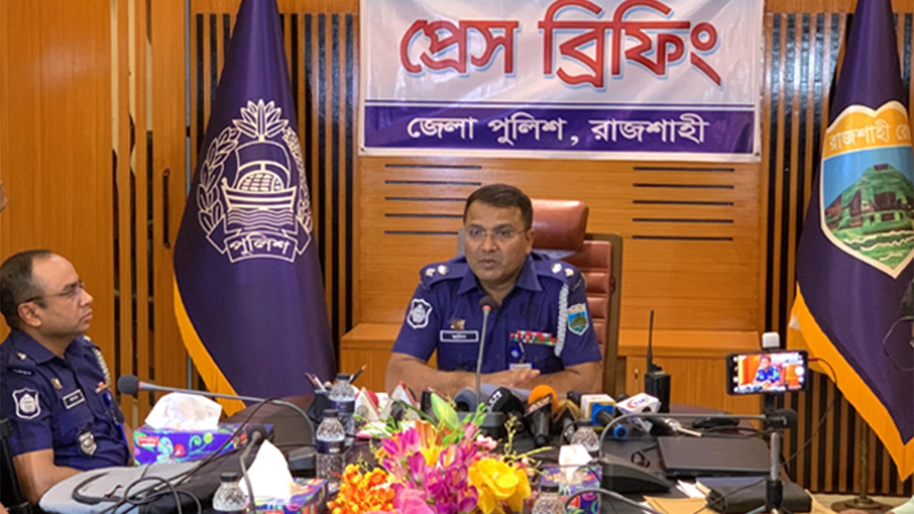 রাজশাহী পুলিশ সুপারের প্রেস বিফিং। ছবি : কালবেলা
