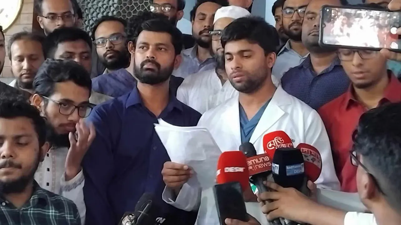 আন্দোলনরত চিকিৎসকরা সংবাদ সম্মেলন করে কর্মবিরতি স্থগিতের ঘোষণা দেন। ছবি : সংগৃহীত
