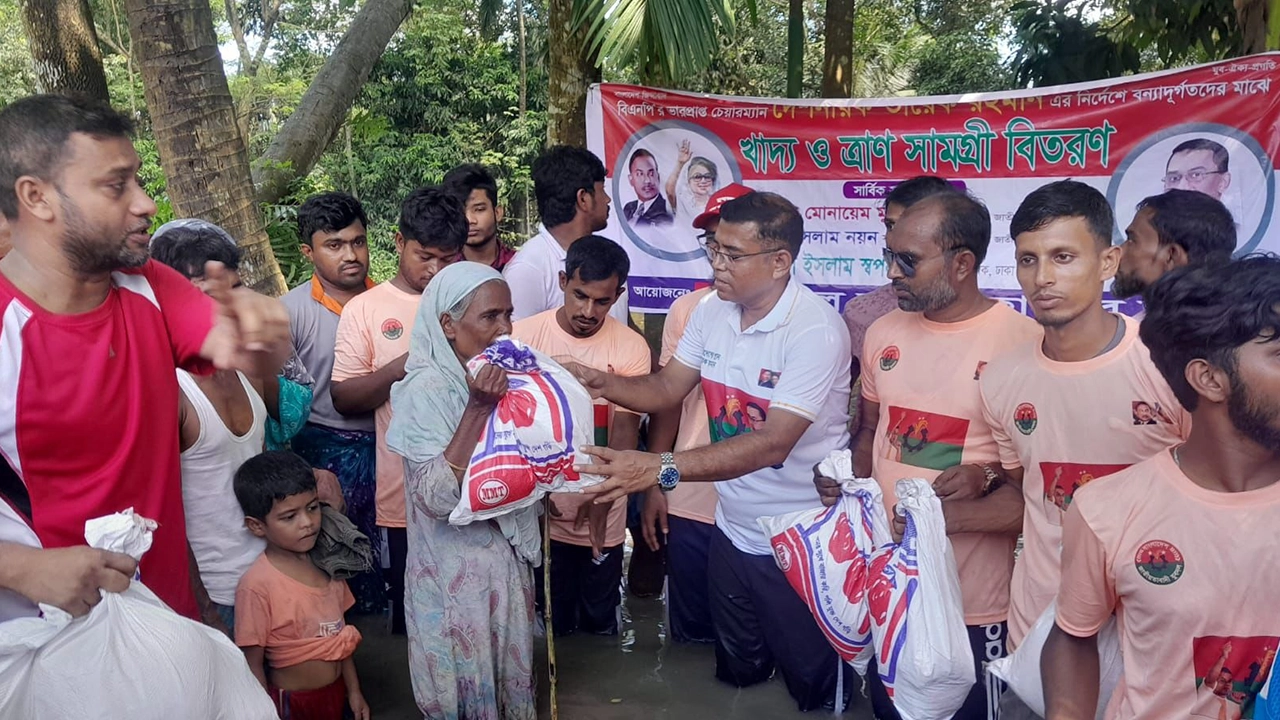 বন্যার্তদের মাঝে ত্রাণ বিতরণ করেছেন যুবদল নেতা মনিরুল ইসলাম স্বপন। ছবি : কালবেলা