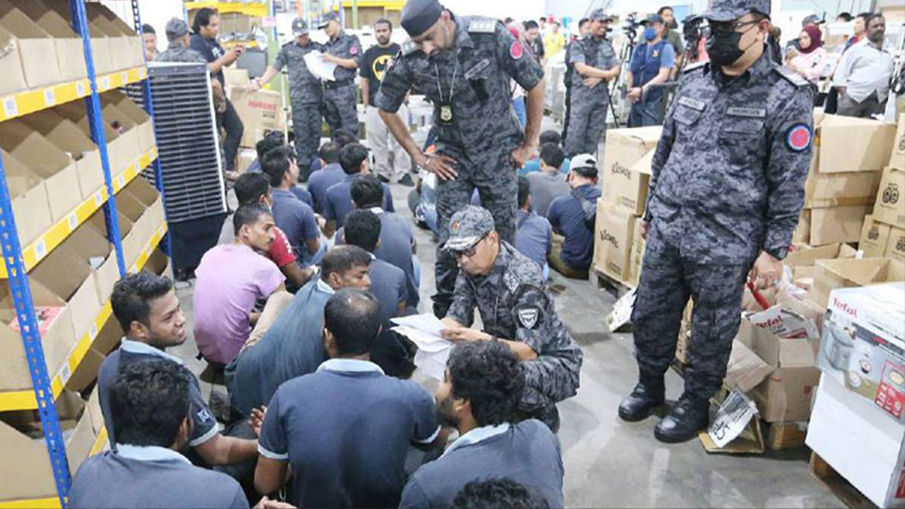 অবৈধ অভিবাসীদের বিরুদ্ধে অভিযান চালাচ্ছে মালয়েশিয়ার ইমিগ্রেশন পুলিশ। ছবি : সংগৃহীত